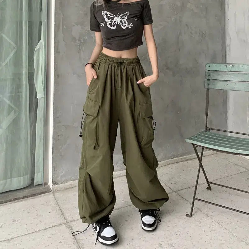 Fashionable green Baggy Y2K women's trousers with a relaxed fit, ideal for casual outings and trendy streetwear. Crafted from soft fabric for maximum comfort.